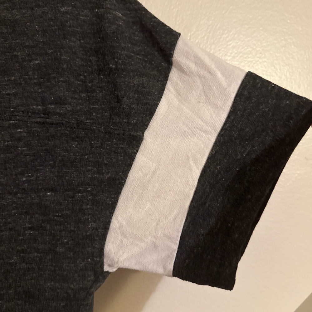 Flylow Après V-Neck Tee | Après Ski Graphic Heather Shirt | Size Women’s Large - Picture 5 of 8